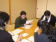 作品の朗読に耳を傾けます。